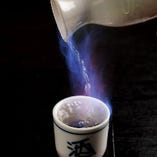 ヒレ酒に使用する日本酒は店長厳選。火をつけてご提供します！
