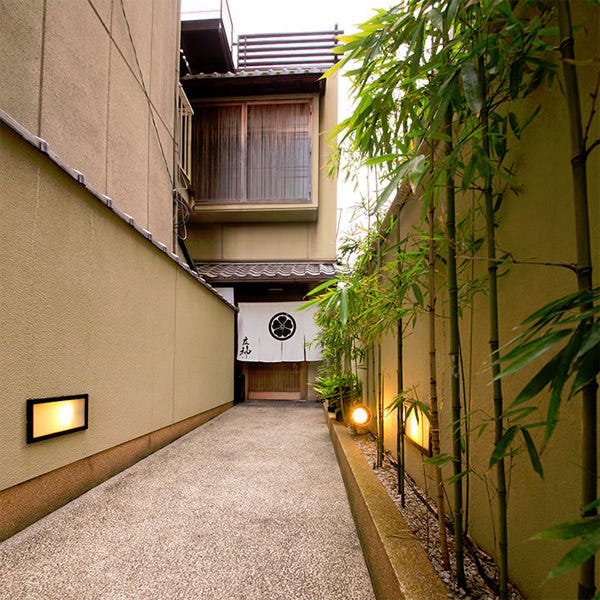二条城すぐのアクセス！
京都観光の食事に便利な立地