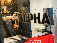 銃が撃てるダイニングバー ALPHA 