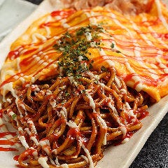 とろふわ玉子で焼そばを包んだ女性にも人気の「オムそば」