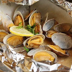 「アサリの酒蒸し」などテーブルの鉄板で仕上げるメニューも！