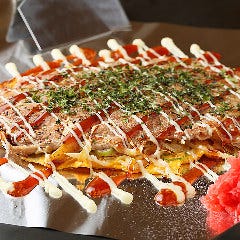 目の前で食欲をそそる音と香りが漂うダイナミックな鉄板料理