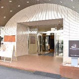西葛西駅から直進して二本目を左折する「レンブラントホテル東京西葛西」の入口を入ってすぐ左のレストランです
