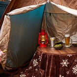テラス席は秋冬はテントとコタツに衣替えするので、寒い夜も足を伸ばしてくつろげちゃいます♪