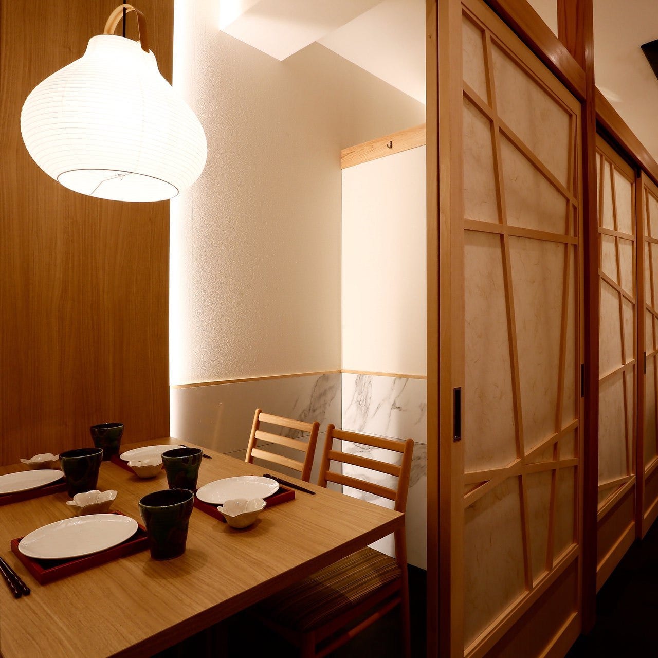 木材テーブルとイスのシンプルナチュラルな内観