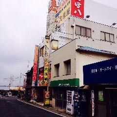 京成成田駅西口出て右手にまっすぐ進むと前方、ビルの上に真っ赤なつぼ八の看板が見えます。