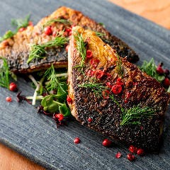 香草と一緒に焼き上げたさばのロースト。赤ワインと相性抜群◎
