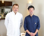 ゲストに美食の時間を届ける、佐藤シェフ(左)とソムリエの白岩氏