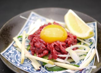 焼肉屋 マルキ市場 八王子店 メニュー さくらユッケ 新鮮馬刺しのユッケ仕立て ぐるなび