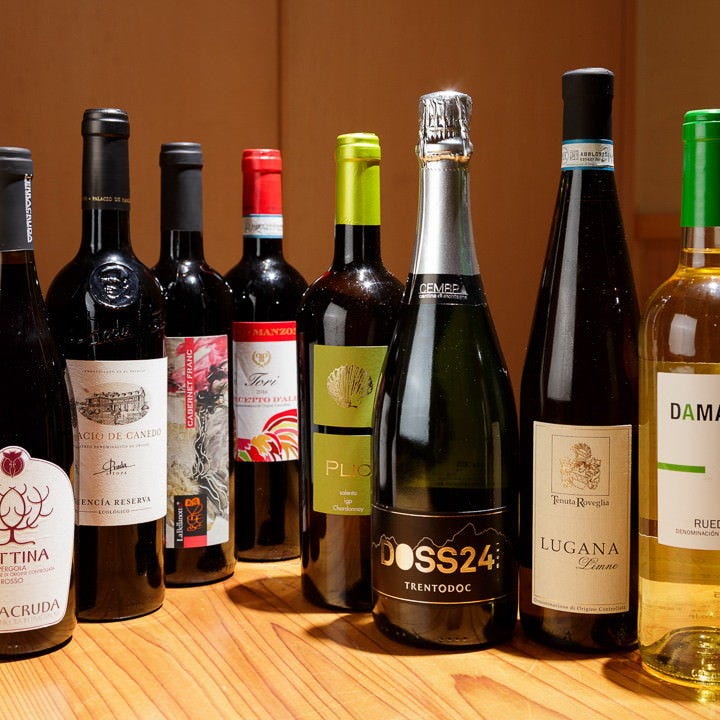 近隣のワイン専門店から選りすぐるワインも、泡、白、赤充実♪