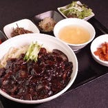 韓式ジャージャー麺
【キムチ・ナムル2種・サラダ・おでんポックム・スープ付】
