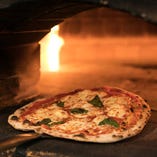 ピザは一枚ずつ丁寧に石窯で焼き上げます。