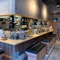 炭火を囲む 淳米亭