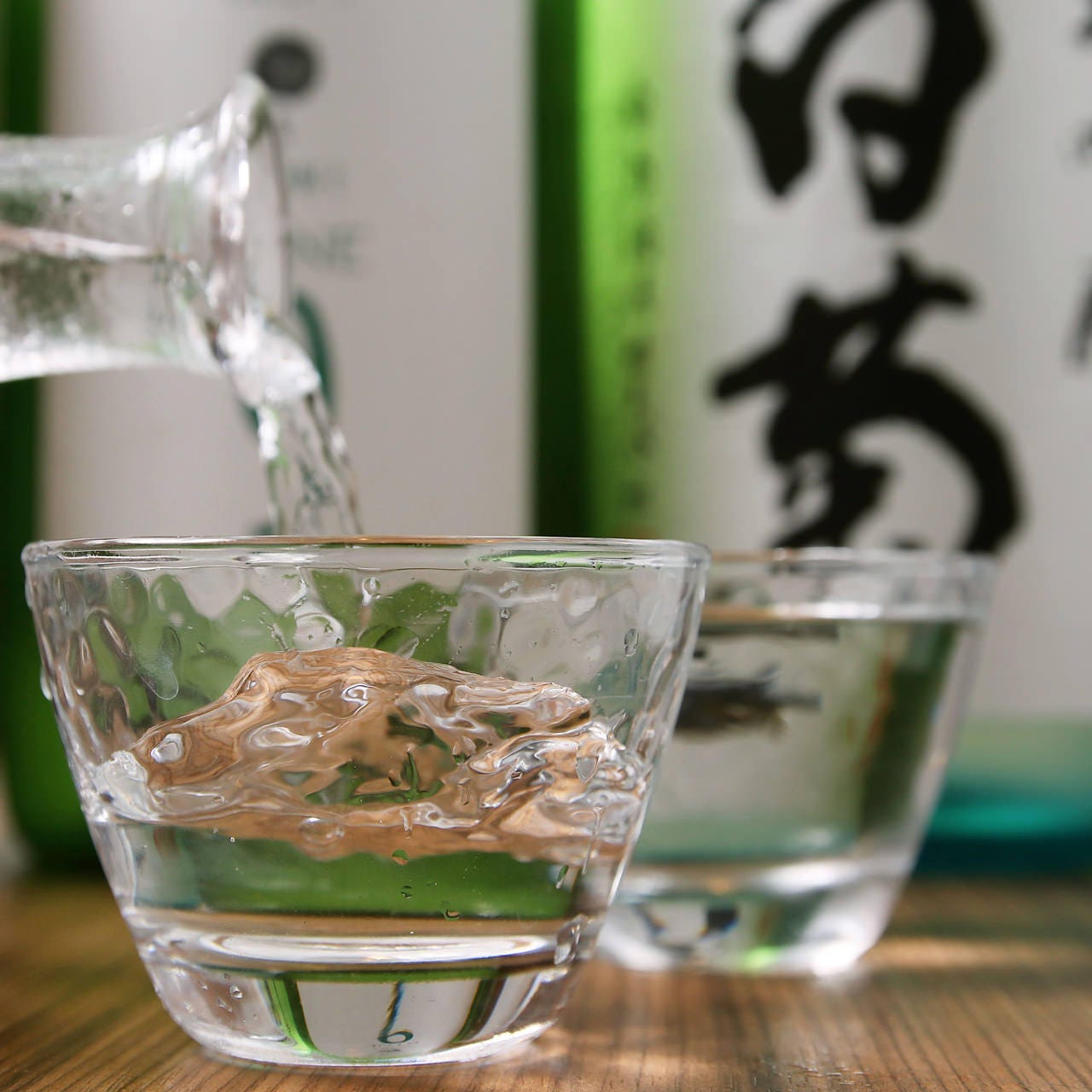 全国各地から厳選した約30種の日本酒を季節替わりで提供します