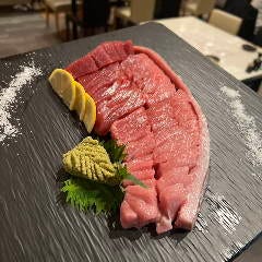 インパクト満点！予約必須の「マグロの断面刺し」