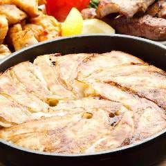 パリッパリの羽付き餃子は2人前から！職人が作る鉄鍋餃子です！