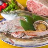 毎朝、料理長が中央市場へ足を運んで選り抜く素材。20年以上の付き合いとなる鮮魚店は漁港とのつながりが強く、瀬戸内や九州の優れた逸品が調達できます。