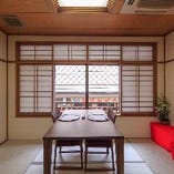 眼下に先斗町の石畳を見下ろせる人気のテーブル個室「梅」