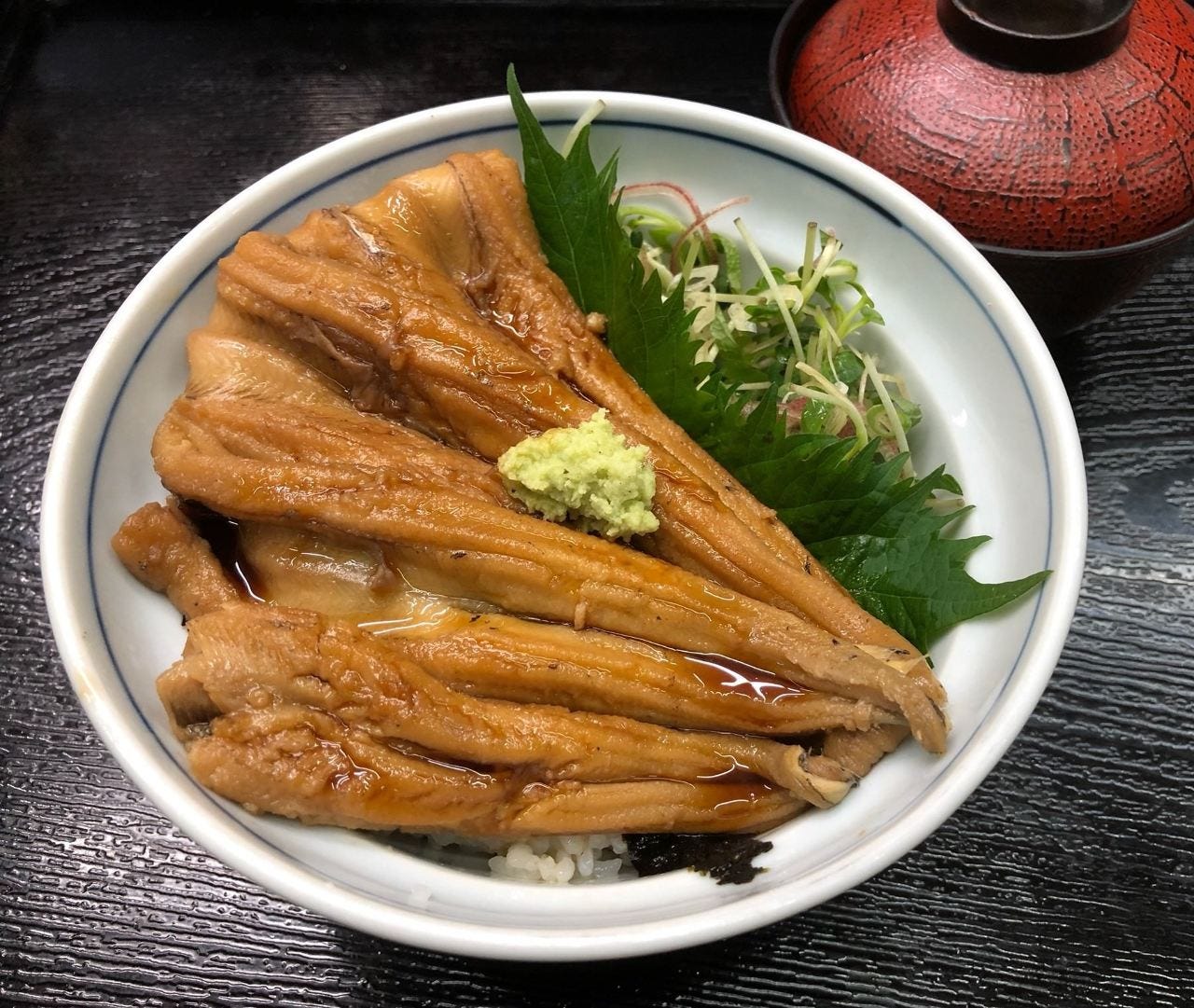 煮穴子丼　1850円(税別)
季節メニュー、女性に人気です。