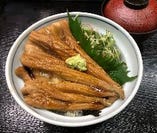 煮穴子丼　1850円(税別)
季節メニュー、女性に人気です。