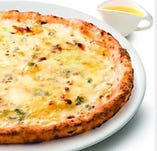 【人気ＮＯ.2】4種のチーズのピッツァ～イタリア産ＢＩＯのハチミツ付き～