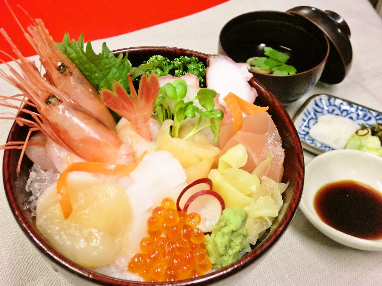 黒い丼に四季のテーブルの「日本海丼」が盛られている