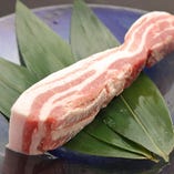 沖縄直送のやんばるアグー豚を当店でスライスして提供