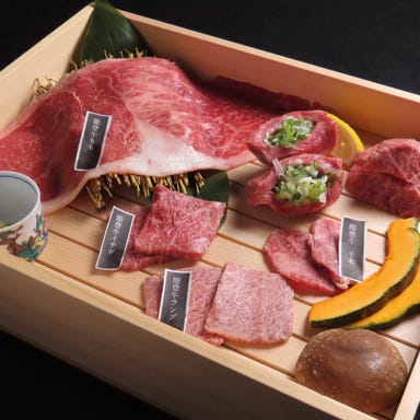 能登牛焼肉と厚切り極上タン食べ放題 肉complete_名物3品と能登牛ラムイチ3品木箱盛り