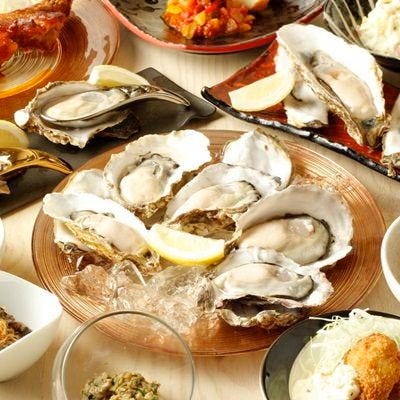 新鮮な牡蠣やカキフライなどが並んだ立川 牡蠣バサラの料理