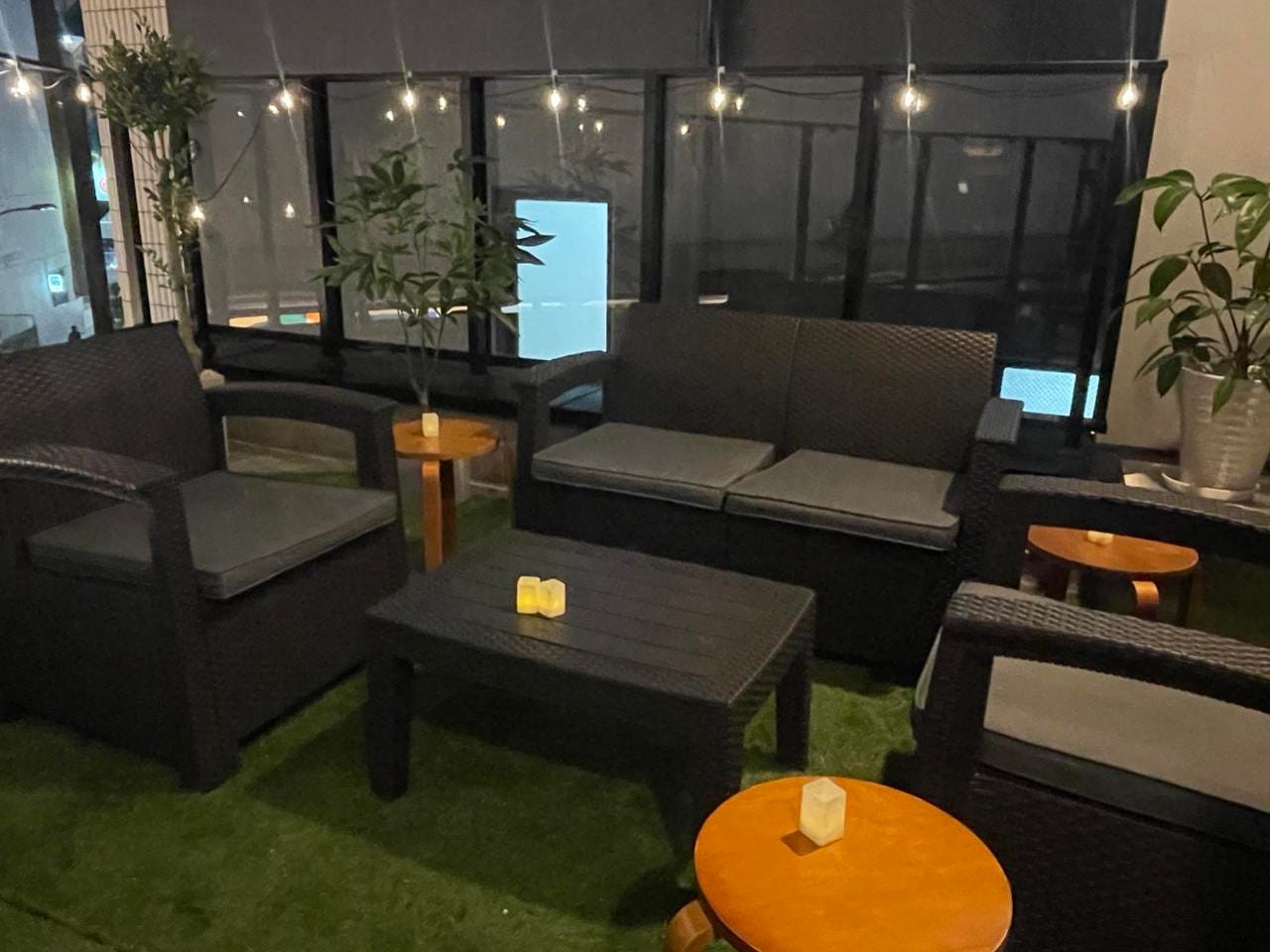 シックなデザインのソファーが並べられた立川 牡蠣バサラの店内