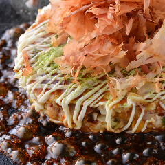 熱々のお好み焼きには、自分好みで鰹節や海苔をトッピング。