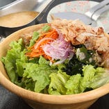 当店のサラダには青森県産完全自然栽培の新鮮旬野菜を使用。