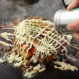 熱々のお好み焼きには、自分好みで鰹節や海苔をトッピング。