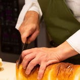 フレンチ料理人が手掛ける黄金色パンはもっちりとした食感が特長