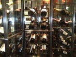 約５０種のワインを取り揃えているガラス張りワインセラー