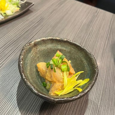 府中 日本酒バル Tokutouseki_ピリ辛！胡麻カンパチ
