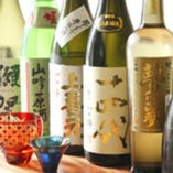 その日の仕入れによってラインナップが変わる各地の日本酒。