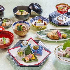 特別なお席に『お昼の特別懐石コース』記念日やお顔合わせなど記憶に残したい日のお食事に。
