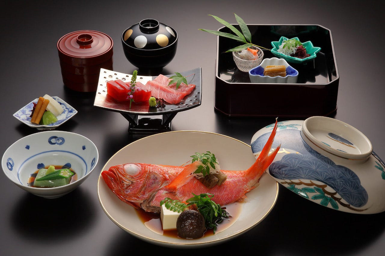 金目鯛、鮪、しらす、桜海老、お茶、山葵　を盛り込んだ　静岡膳