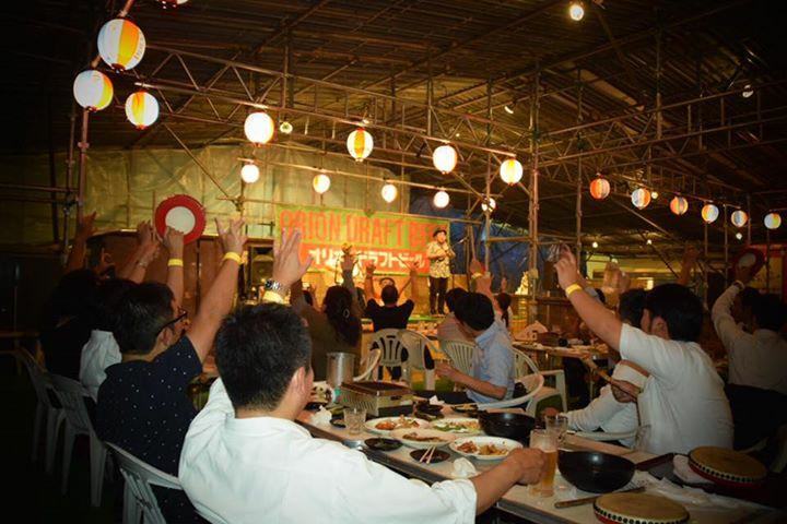 ライブが行われている琉球ダイニング 風と島人のテラス席