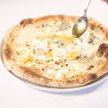 人気メニューのピザ「クァトロ・フォルマッジョ」