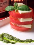 モッツァレラチーズと完熟トマトのカプレーゼ　ミルフィーユ仕立て