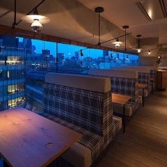 梅田の夜景が一望できるソファー席