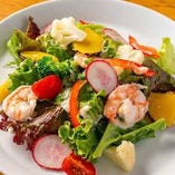 ハーブ海老と彩り野菜のグリーンサラダ