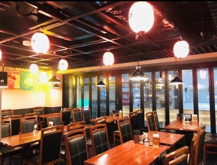 全面ガラス張りが開放感抜群の、大人数向き個室