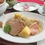 鹿児島県産茶美豚と自家製ソーセージのシュークルート