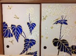 青蓮院の襖にも同じ蜻蛉が描かれています。青蓮院の幸せな気を権太呂に運んできている、というイメージで描いて下さいました。