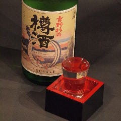地酒はあふれるくらい注いでます！