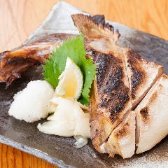 鮮魚のカマ塩焼きは香ばしく、日本酒と一緒に楽しみたい味わい