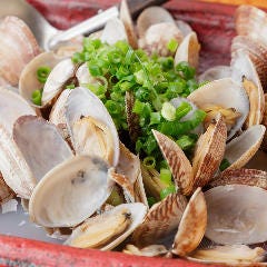 磯の香りが、お酒好きにはたまらない「あさりの酒蒸し」